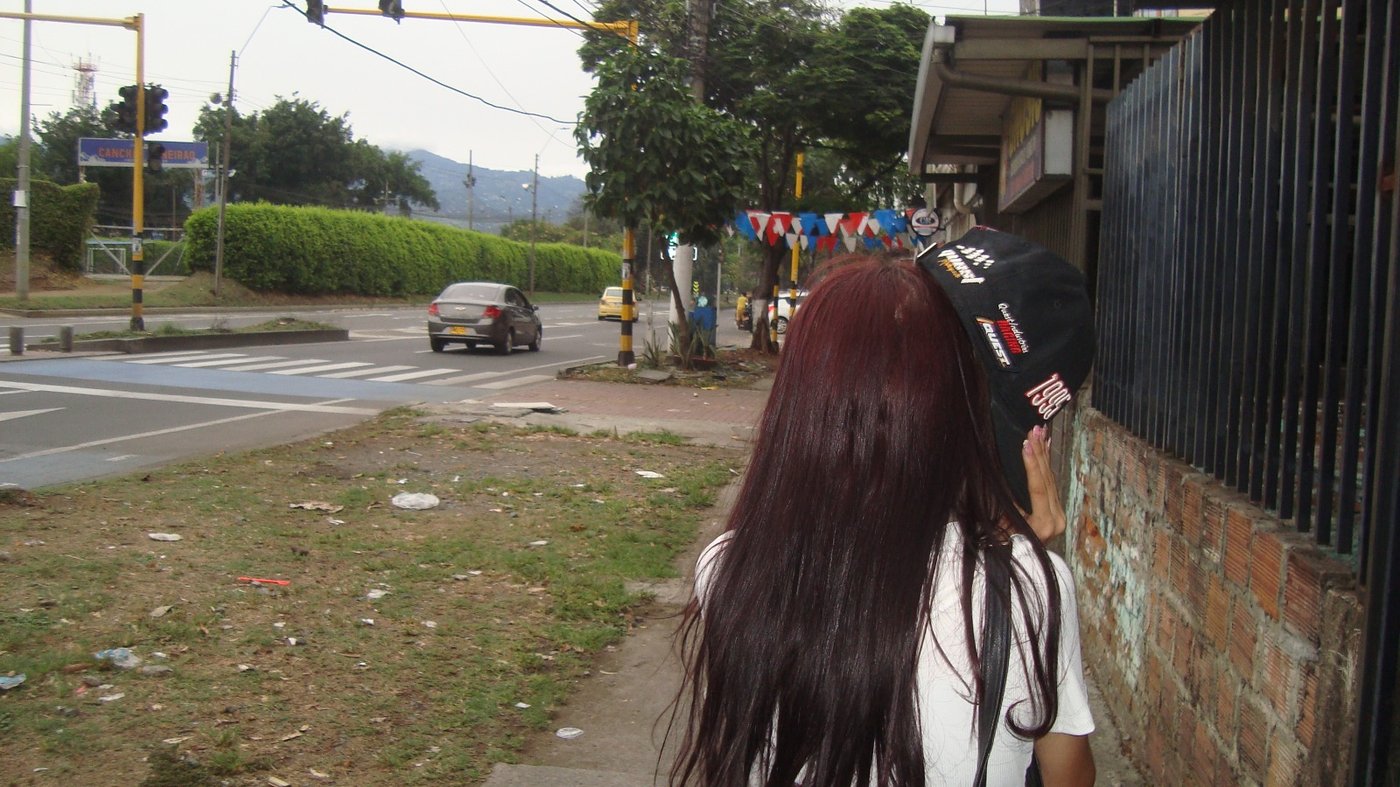 Nikol caminando de espaldas por la calle