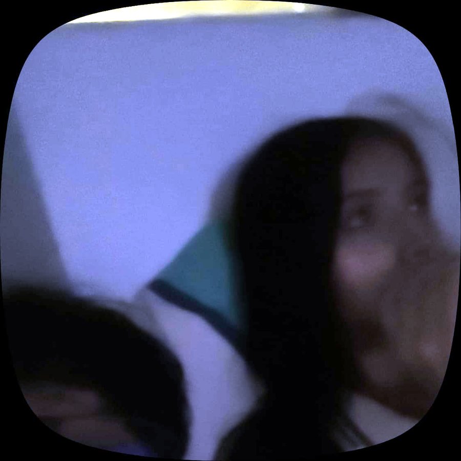 Nikol viendo una serie