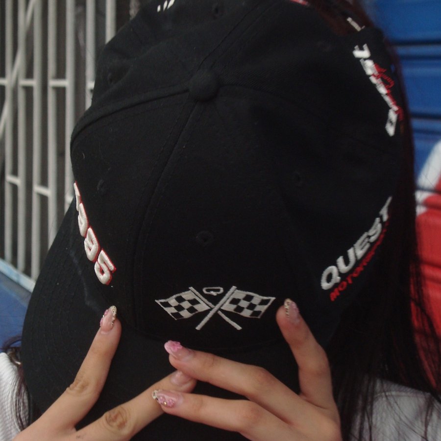 Primer plano de la gorra de Nikol